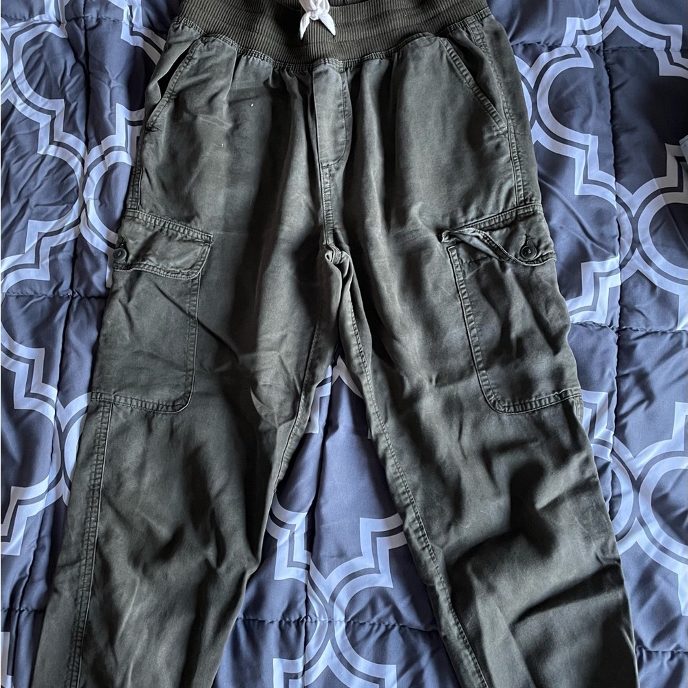 **SOLD**Aerie Cargo Pants